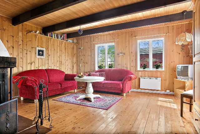 Das geräumige Wohnzimmer mit Kamin